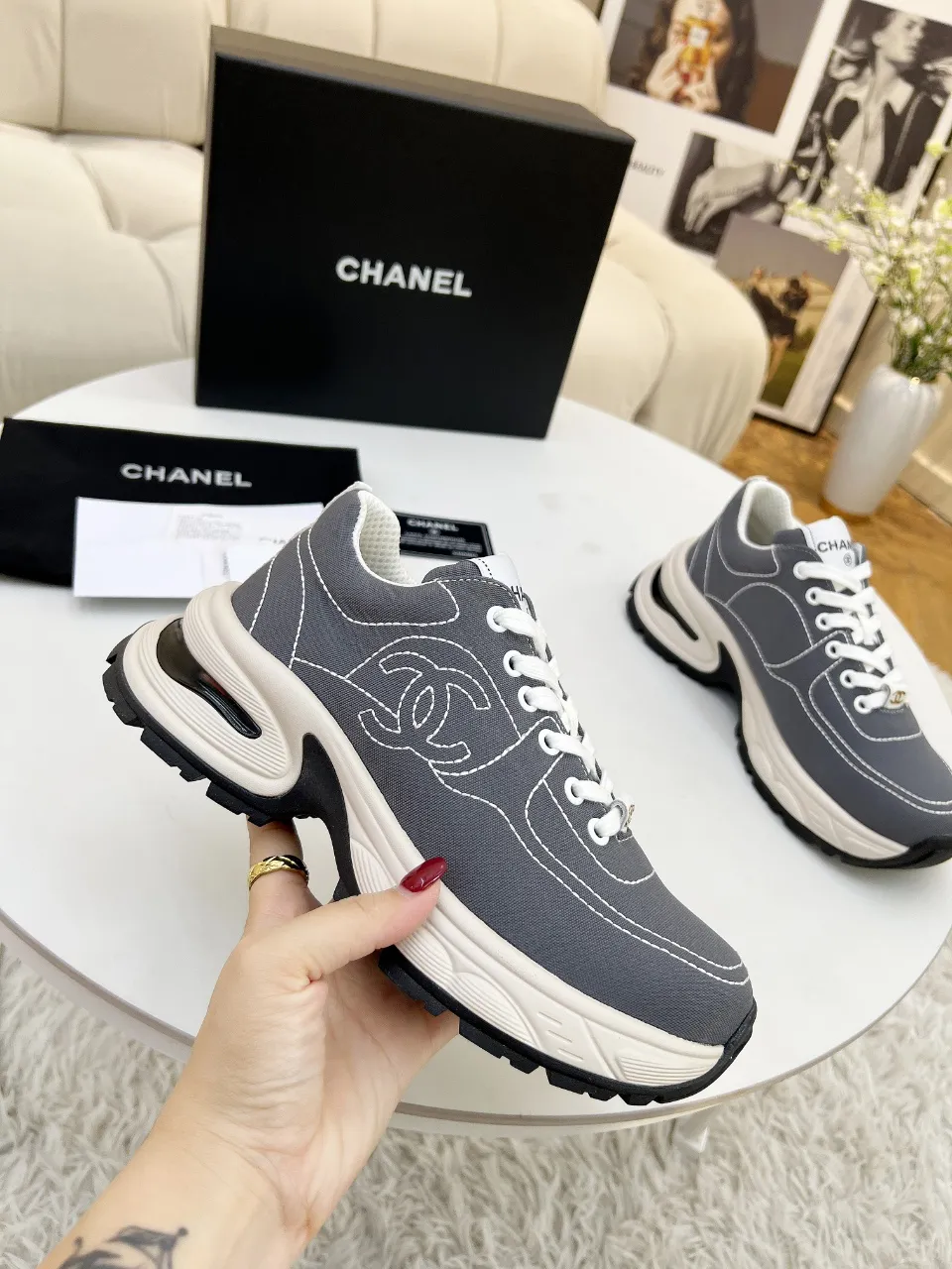 👟👟Ex-factory price 500👟👟 Cloth CHANEL 25C new casual shoes for early spring vacation. A pair of comfortable shoes can reduce the fatigue on your feet. The new style is very versatile, whether it is daily wear or a sister party. It can be easily used for commuting in the workplace, outdoor sports and various occasions. It can increase the height, straighten the legs, modify the shape of the feet, is comfortable and comfortable without rubbing the feet, and has good breathability. It can also be worn in summer. Office workers can also easily own it when wearing it. The fabric is pebbled cowhide + plaid pad to show off sheepskin. The original open-molded rubber foam outsole! size: 35-40 (41 customized, non-refundable and non-exchangeable)